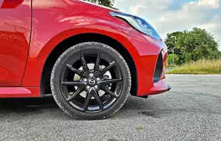 Mazda 2 Hybrid - bliźniaczka Toyoty Yaris
