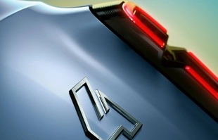 Renault 4 nadjeżdża