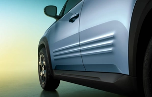 Renault 4 nadjeżdża