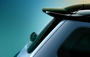 Renault 4 nadjeżdża