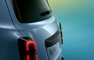 Renault 4 nadjeżdża