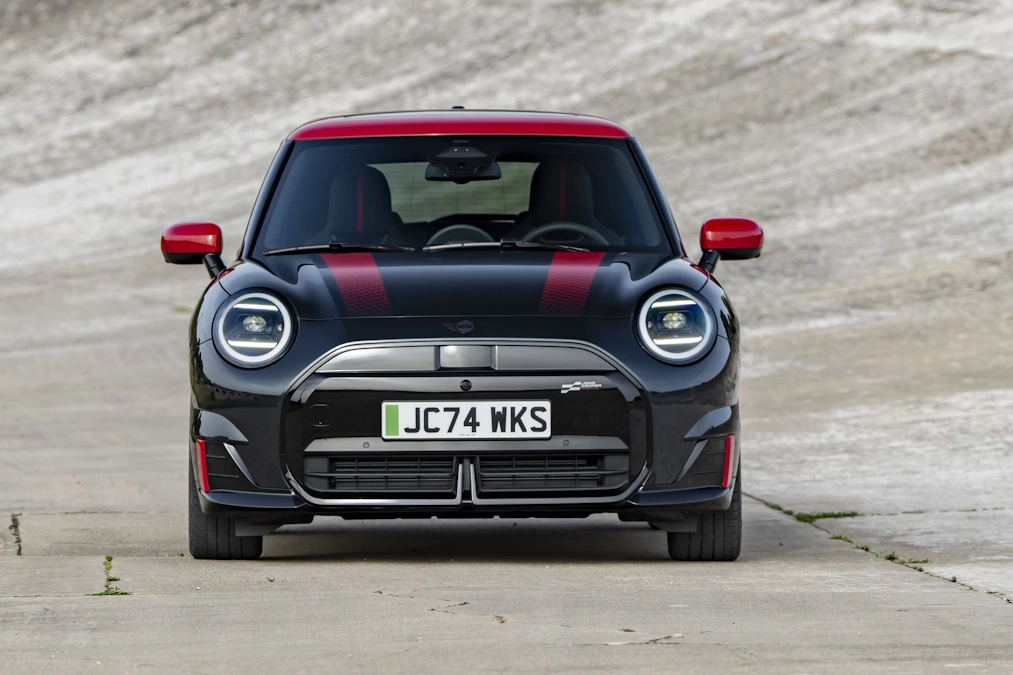 Mini John Cooper Works Electric i Mini John Cooper Works Aceman