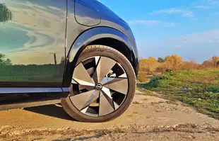 Nissan Ariya Evolve+ 394 KM e-4orce - rodzinno-sportowy elektryk