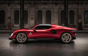 Alfa Romeo 33 Stradale wyjeżdża na drogi