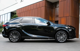 Szalone obniżki na Lexusy z roku 2024. Nawet 100 tys. taniej!