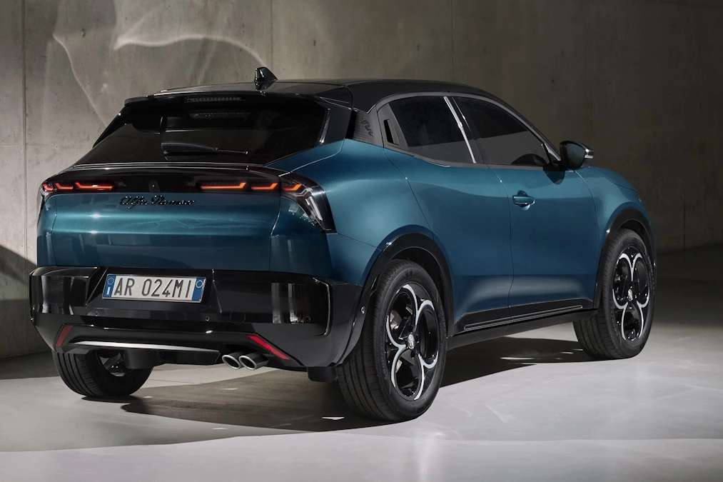 Alfa Romeo Junior Ibrida Q4 z napędem 4x4. Polskie ceny
