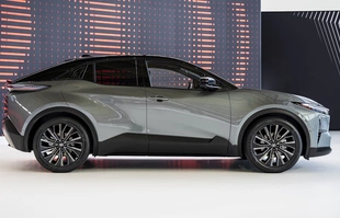 Toyota C-HR+. Podobna nazwa, inny samochód