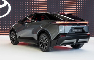Toyota C-HR+. Podobna nazwa, inny samochód