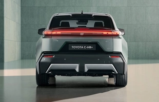 Toyota C-HR+. Podobna nazwa, inny samochód