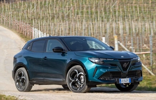 Alfa Romeo Junior Ibrida. Jak działa napęd Q4?