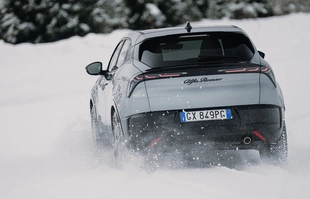 Alfa Romeo Junior Ibrida. Jak działa napęd Q4?