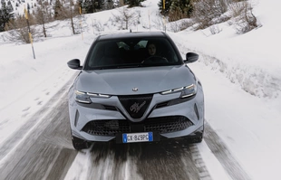 Alfa Romeo Junior Ibrida. Jak działa napęd Q4?