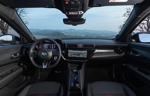 Alfa Romeo Junior Ibrida. Jak działa napęd Q4?