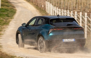 Alfa Romeo Junior Ibrida. Jak działa napęd Q4?