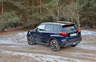 Suzuki Vitara 1.5 DualJet Hybrid 2025 | Wyróżnia się na tle rywali