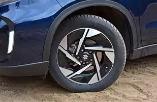 Suzuki Vitara 1.5 DualJet Hybrid 2025 | Wyróżnia się na tle rywali