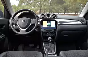 Suzuki Vitara 1.5 DualJet Hybrid 2025 | Wyróżnia się na tle rywali