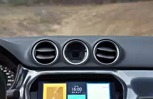 Suzuki Vitara 1.5 DualJet Hybrid 2025 | Wyróżnia się na tle rywali