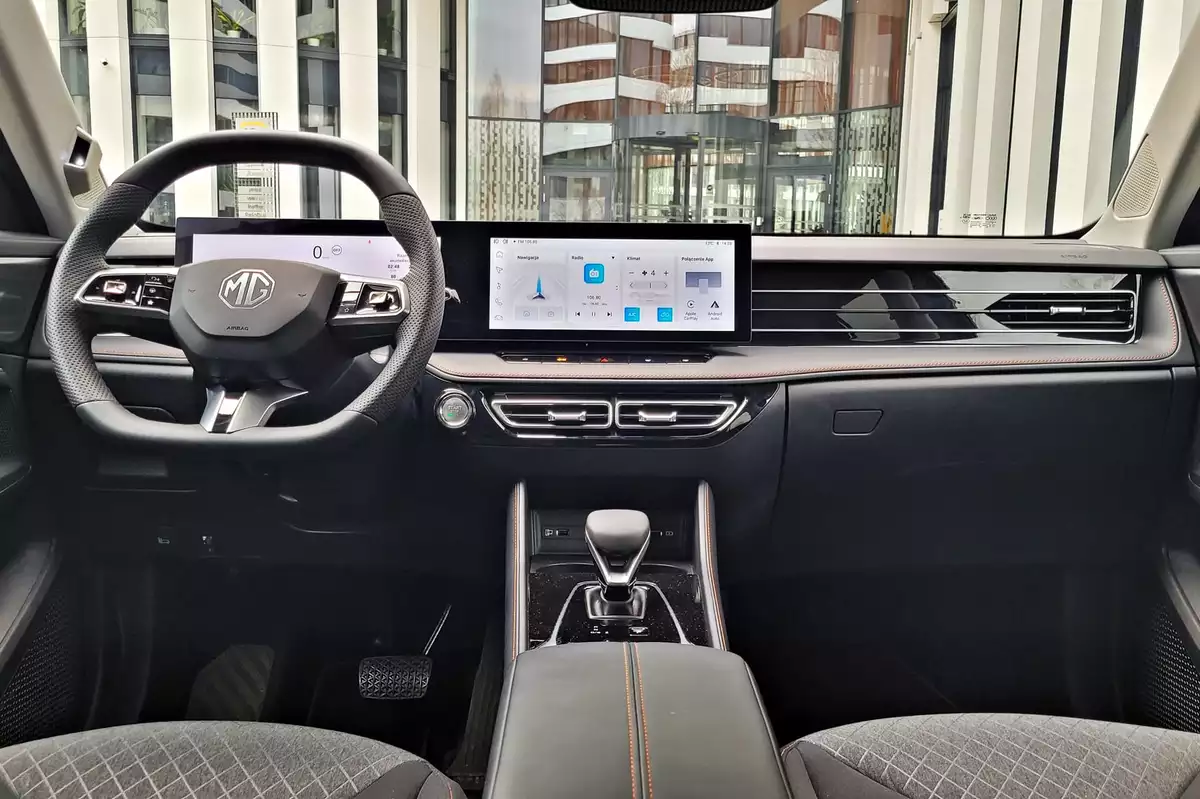 MG HS Excite | Wejście z przytupem