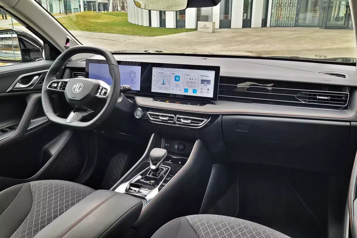 MG HS Excite | Wejście z przytupem