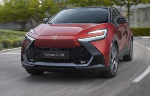 Toyota C-HR z nowym wyposażeniem i niższą ceną