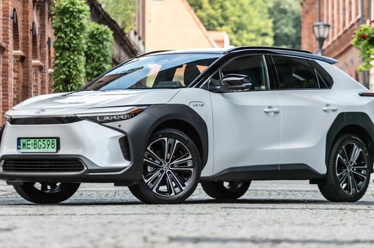 Toyota bZ4X taniej o 50 tys. zł. Jest haczyk?