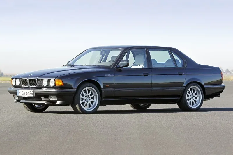 BMW 750 (E32)