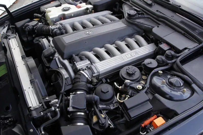 BMW 750 (E32)