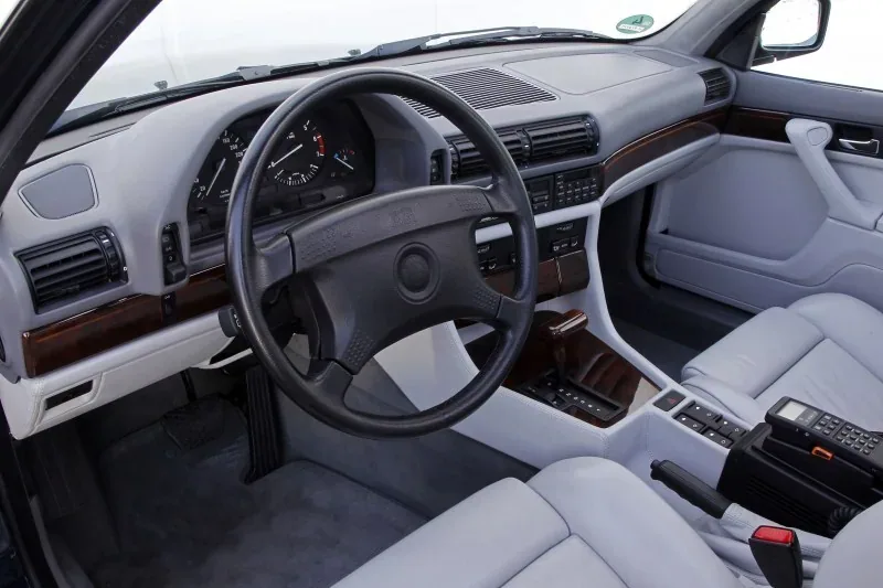 BMW 750 (E32)