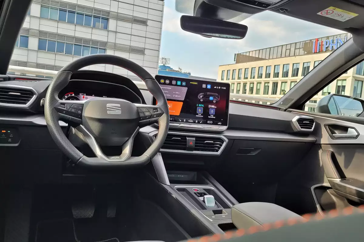 SEAT Leon Sportstourer FR e-HYBRID | Próba wyróżnienia się w rodzinie