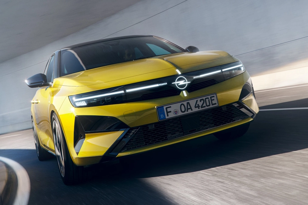 Opel Astra po liftingu na kolejnych zdjęciach