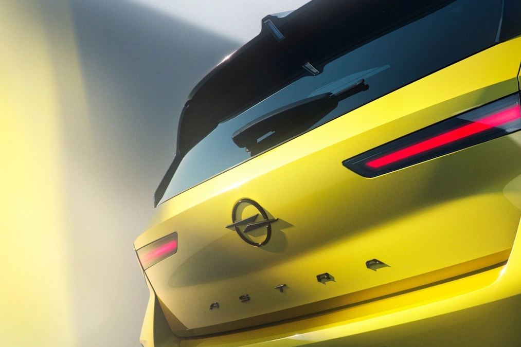 Opel Astra po liftingu na kolejnych zdjęciach