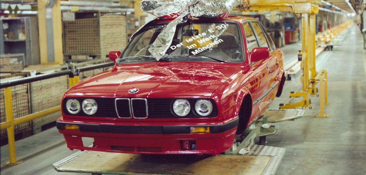 Ostatnie egzemplarz BMW 3 II generacji wyprodukowany w Monachium w 1990 roku