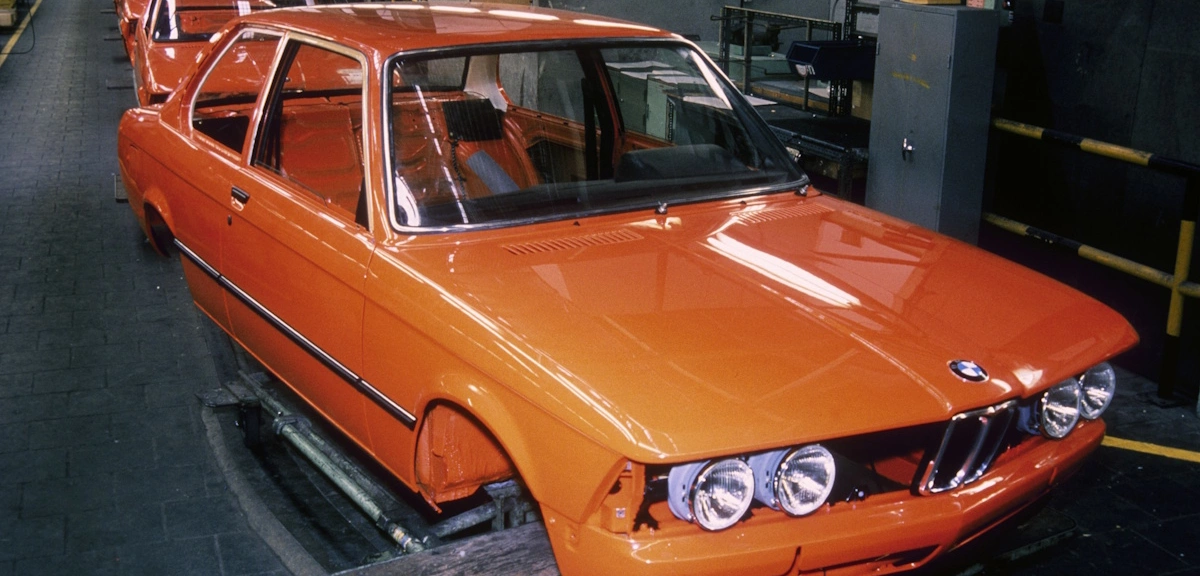 Produkcja I generacji BMW 3 w 1975 roku