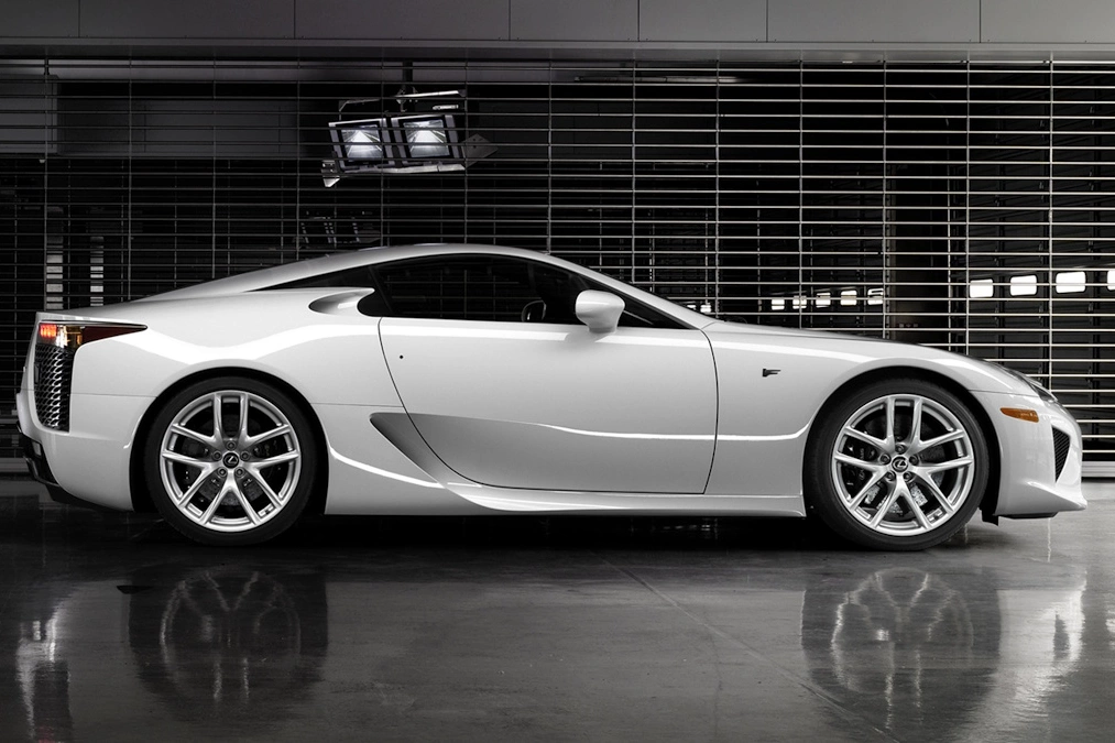 Lexus LFA ma już 15 lat