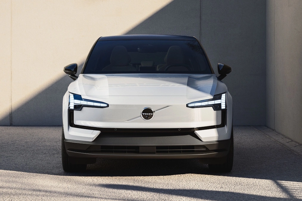 Volvo EX30 z nowym silnikiem i niższą ceną