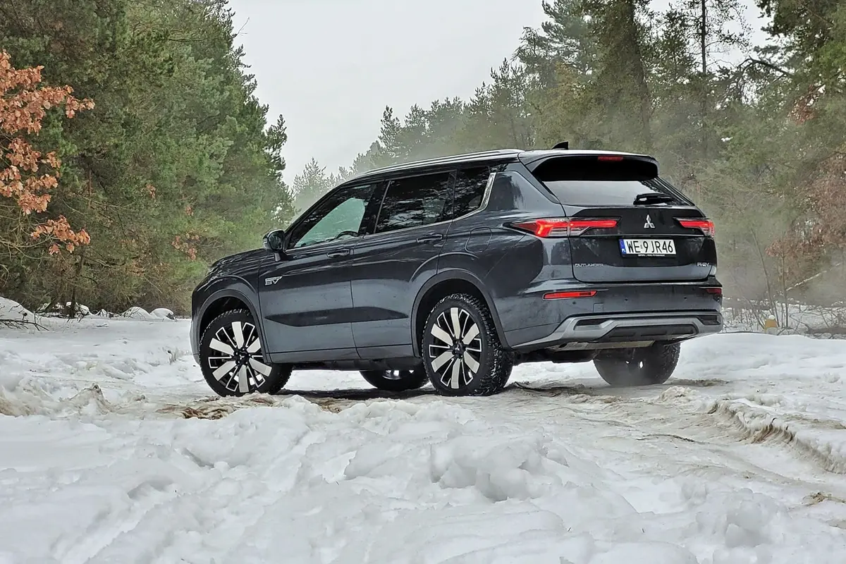 Mitsubishi Outlander 2026 PHEV | Zahacza o klasę premium