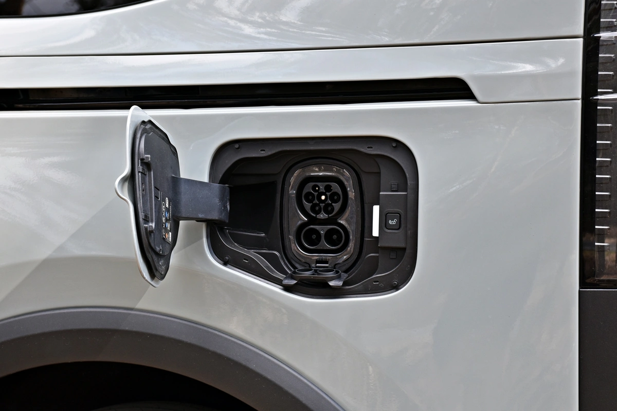 Ford E-Tourneo Courier Active | Czy elektryczne auto użytkowo-rodzinne ma sens?