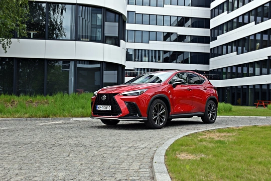 Lexus NX 450h+ | Luksusowa Toyota RAV4 czy jednak coś więcej?