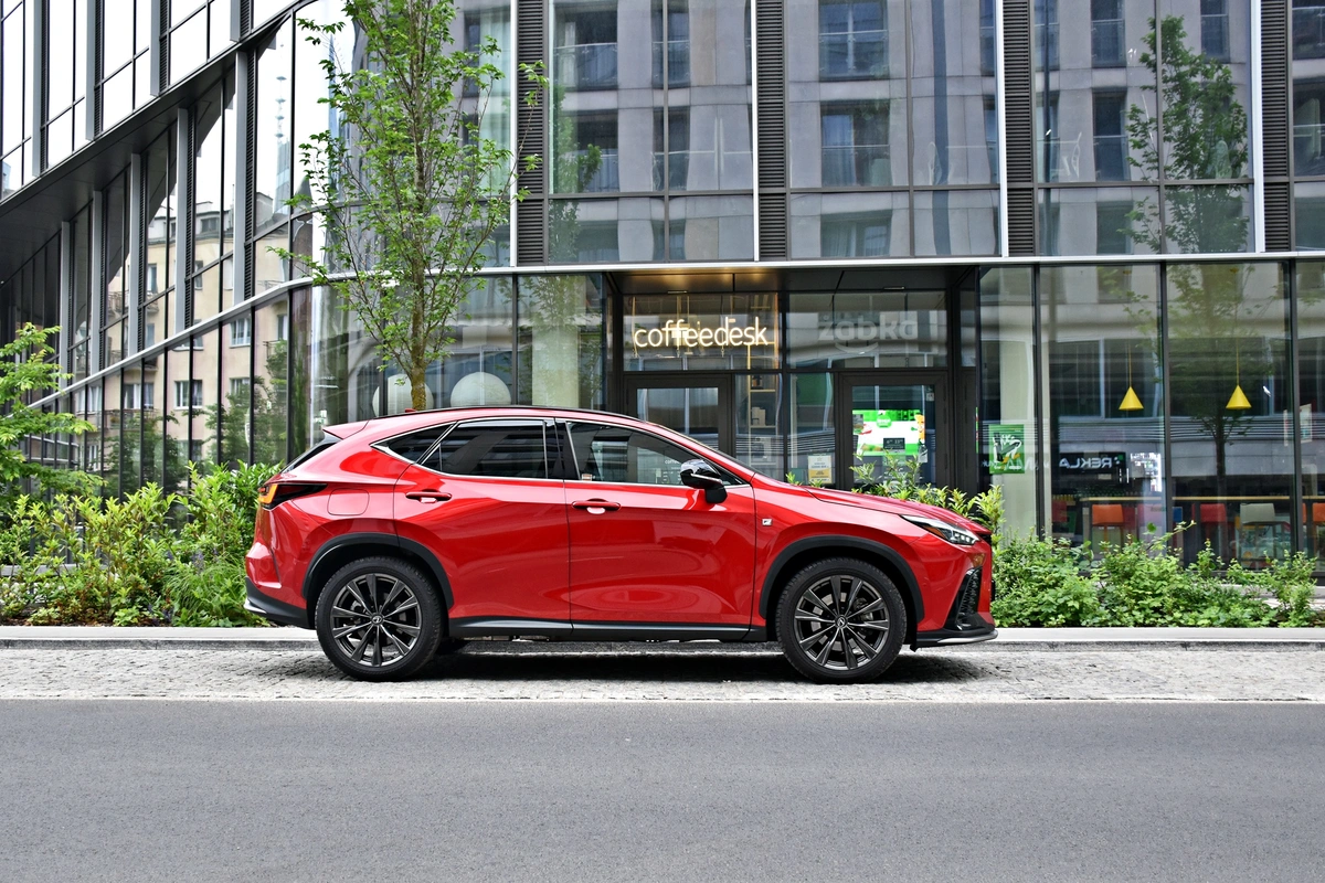 Lexus NX 450h+ | Luksusowa Toyota RAV4 czy jednak coś więcej?