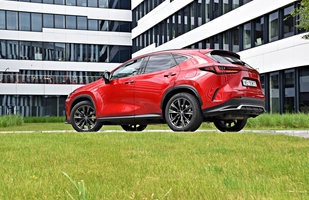Lexus NX 450h+ | Luksusowa Toyota RAV4 czy jednak coś więcej?