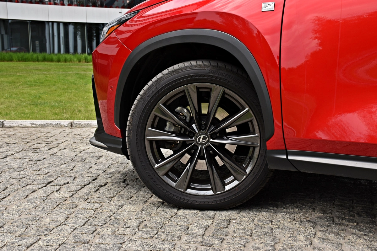 Lexus NX 450h+ | Luksusowa Toyota RAV4 czy jednak coś więcej?