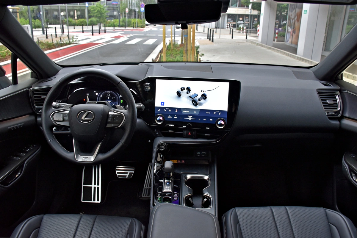Lexus NX 450h+ | Luksusowa Toyota RAV4 czy jednak coś więcej?