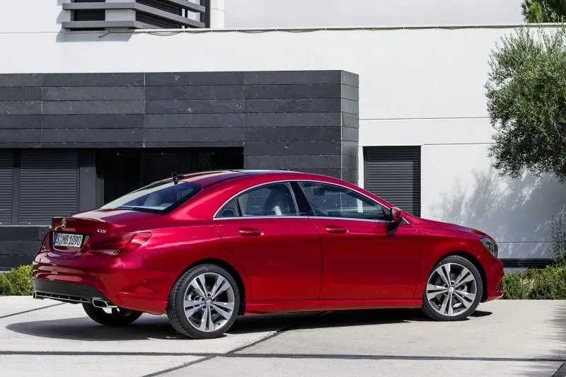 Z tej perspektywy widać nawiązania stylistyczne Mercedesa CLA do CLS