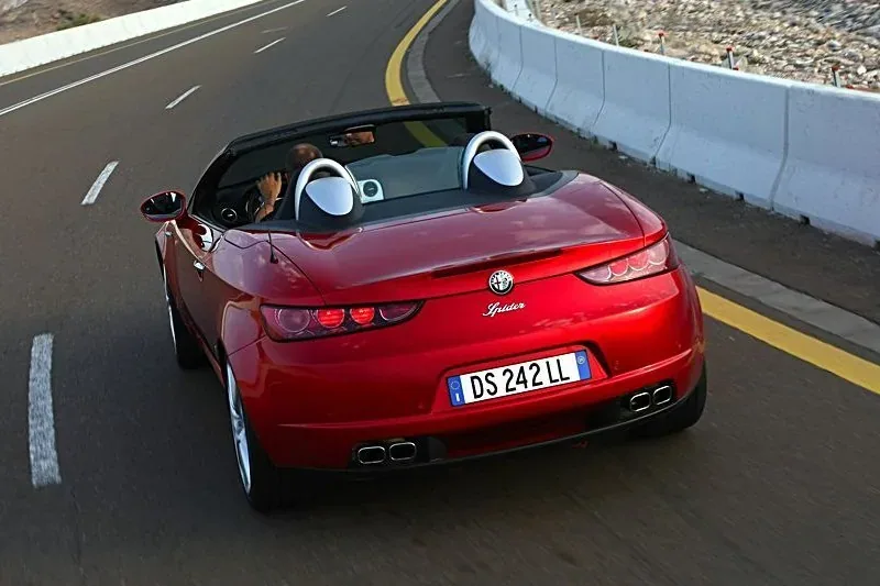 Alfa Romeo Spider poprzedniej generacji była ładna, ale nie dysponowała dobrymi silnikami