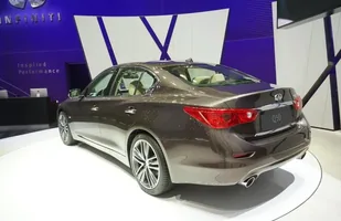 Infiniti Q50 z dieslem Mercedesa — zdjęcie 2