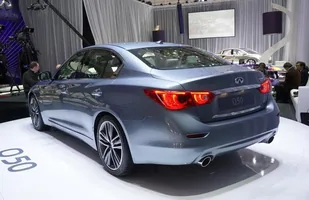 Infiniti Q50 z dieslem Mercedesa — zdjęcie 4