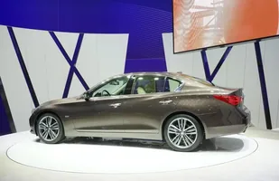 Infiniti Q50 z dieslem Mercedesa — zdjęcie 5