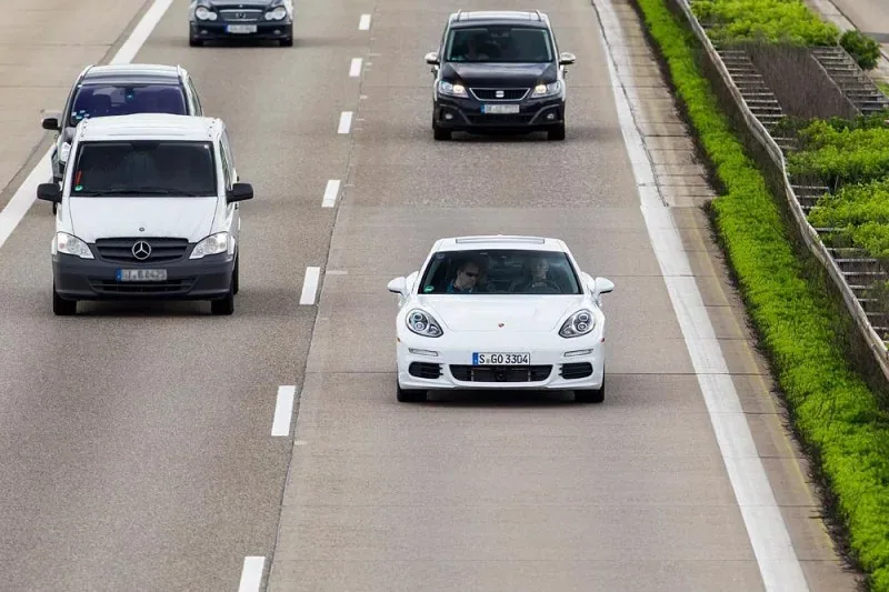 Porsche Panamera S E-Hybrid podczas jazd testowych na autostradzie