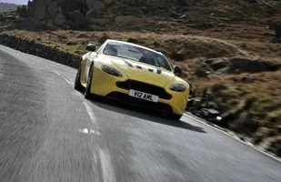 Bardzo szybki, nowy Aston Martin V12 Vantage S — zdjęcie 1